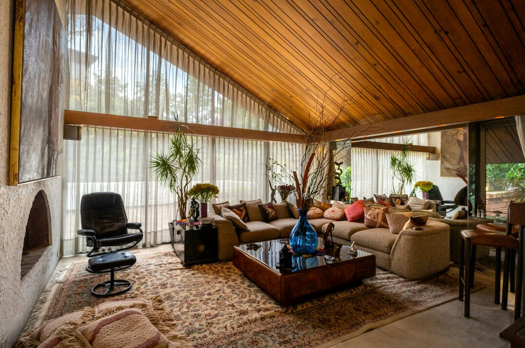 Sala de estar luxuosa de uma mansão de celebridade nos anos 80