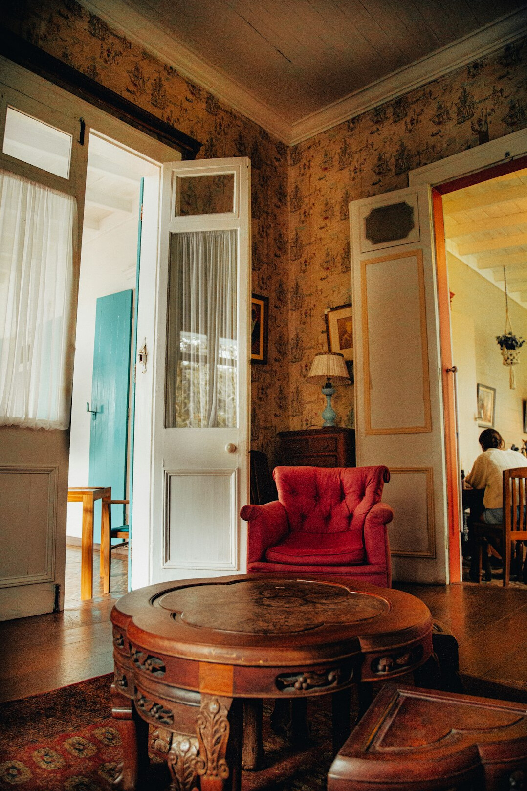 Sala de estar com decoração vintage dos anos 90